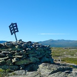 Markierung des Gutuliavola-Gipfels.