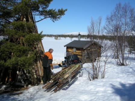 Ingar Gravrok i Statskog forsyner Revbua med ved